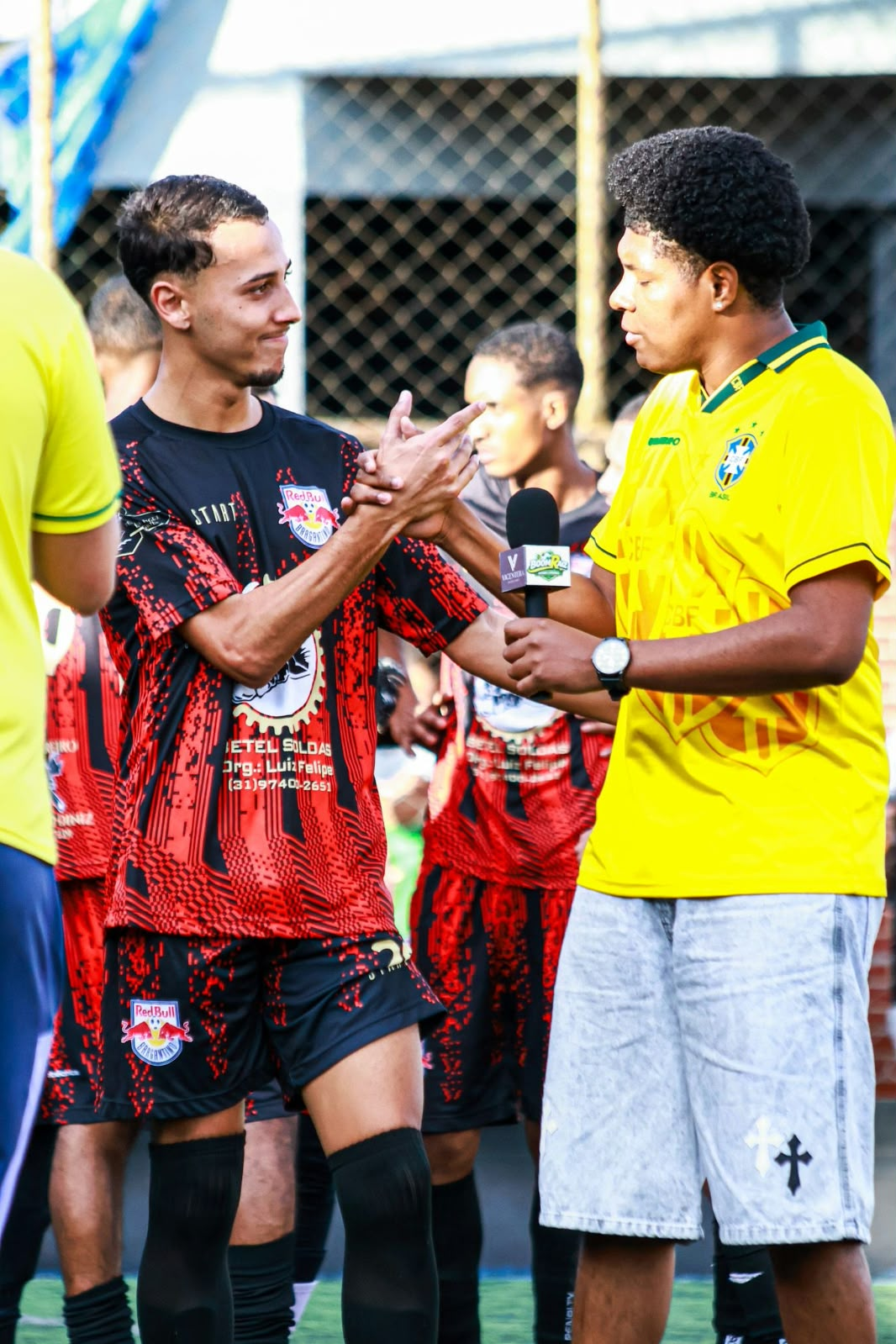Teodoro entrevistando um jogador ao lado do campo.